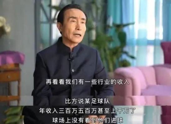 不仅如此，这位银幕上武功了得的大侠还是;深度音乐中毒患者，进行跟郎朗大神斗琴、一个人battle整个乐队等神操作完全不在话下，实力直逼;叔圈101c位